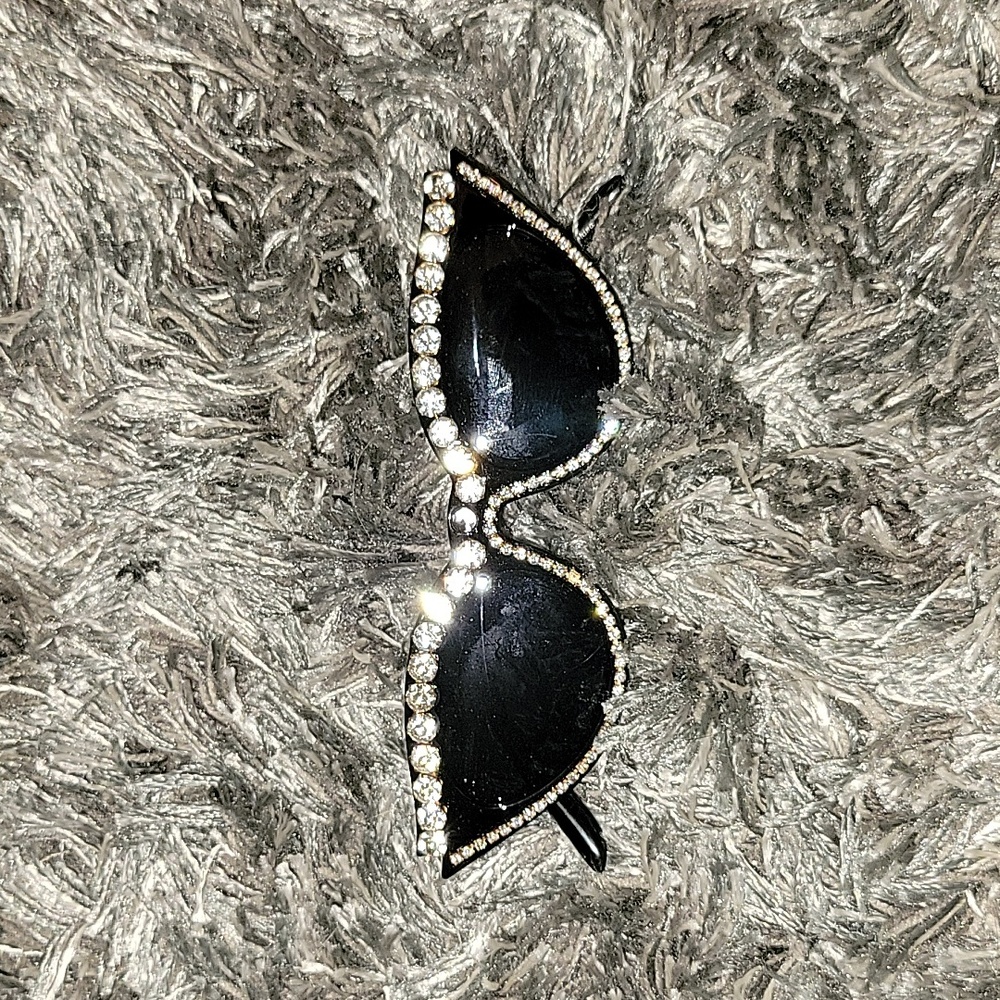 AKIRA rhinestone cat eye black sunglasses